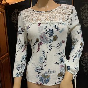 White Floral Blouse🌷